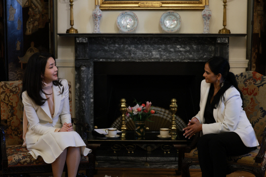 미국을 국빈 방문 중인 윤석열 대통령 부인 김건희 여사가 24일(현지시간) 워싱턴DC 블레어하우스에서 벨라 바자리아 넷플릭스 최고콘텐츠책임자(CCO)를 접견하고 있다.   [공동취재]